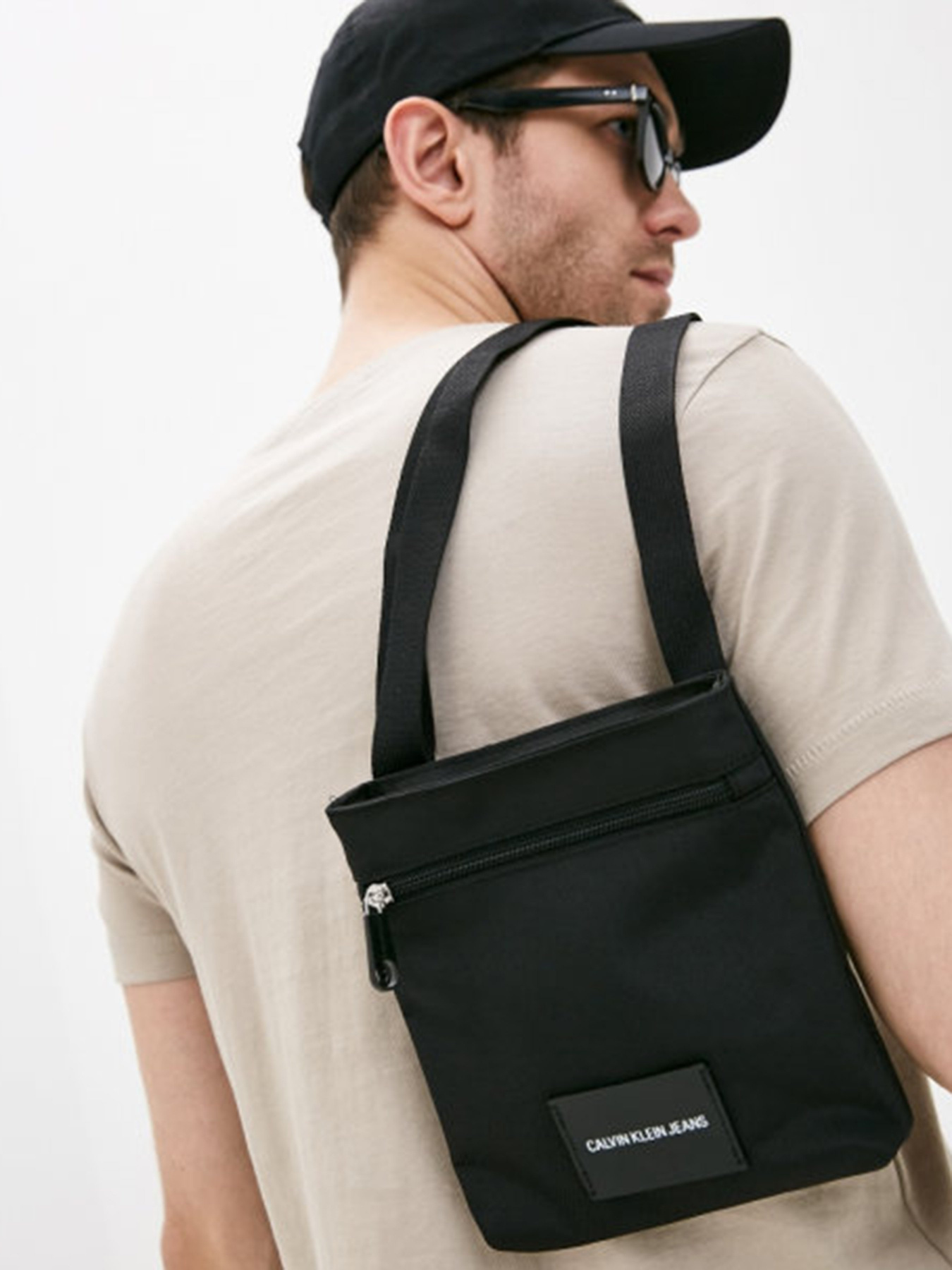 Мессенджер Calvin Klein модель K50K506470_BDS0 Фото