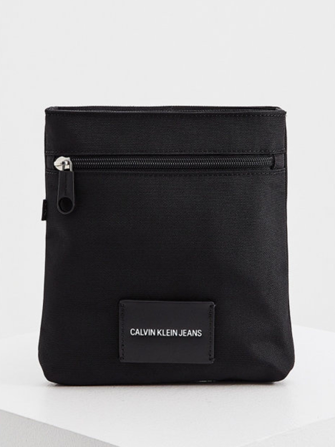 Мессенджер Calvin Klein модель K50K506470_BDS0 Фото