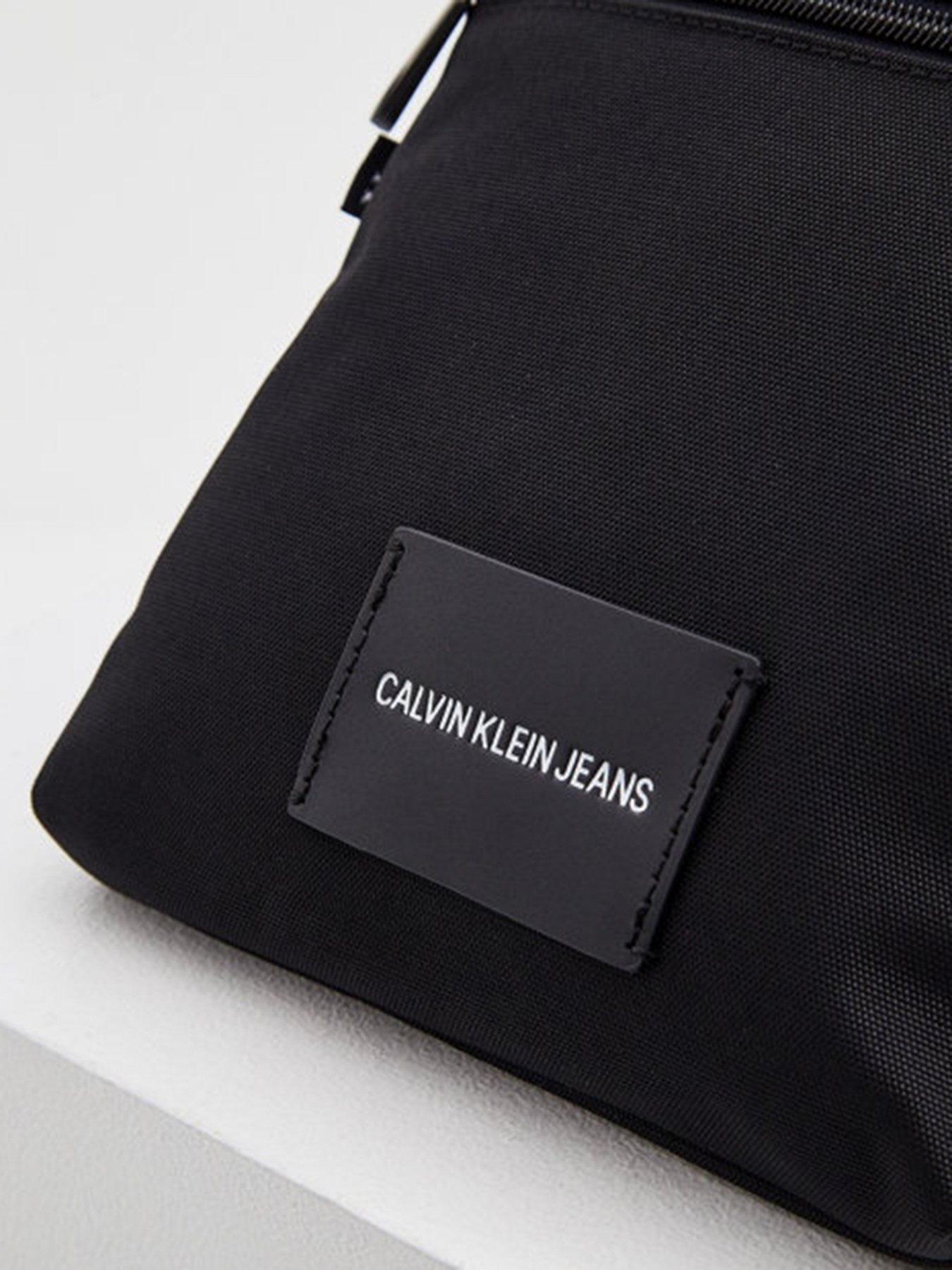 Мессенджер Calvin Klein модель K50K506470_BDS0 Фото