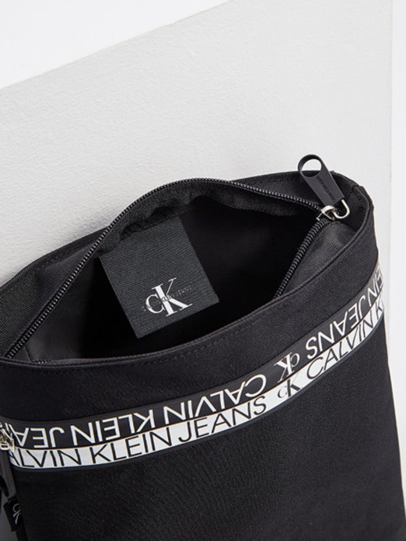 Мессенджер Calvin Klein модель K50K506539_BDS0 Фото