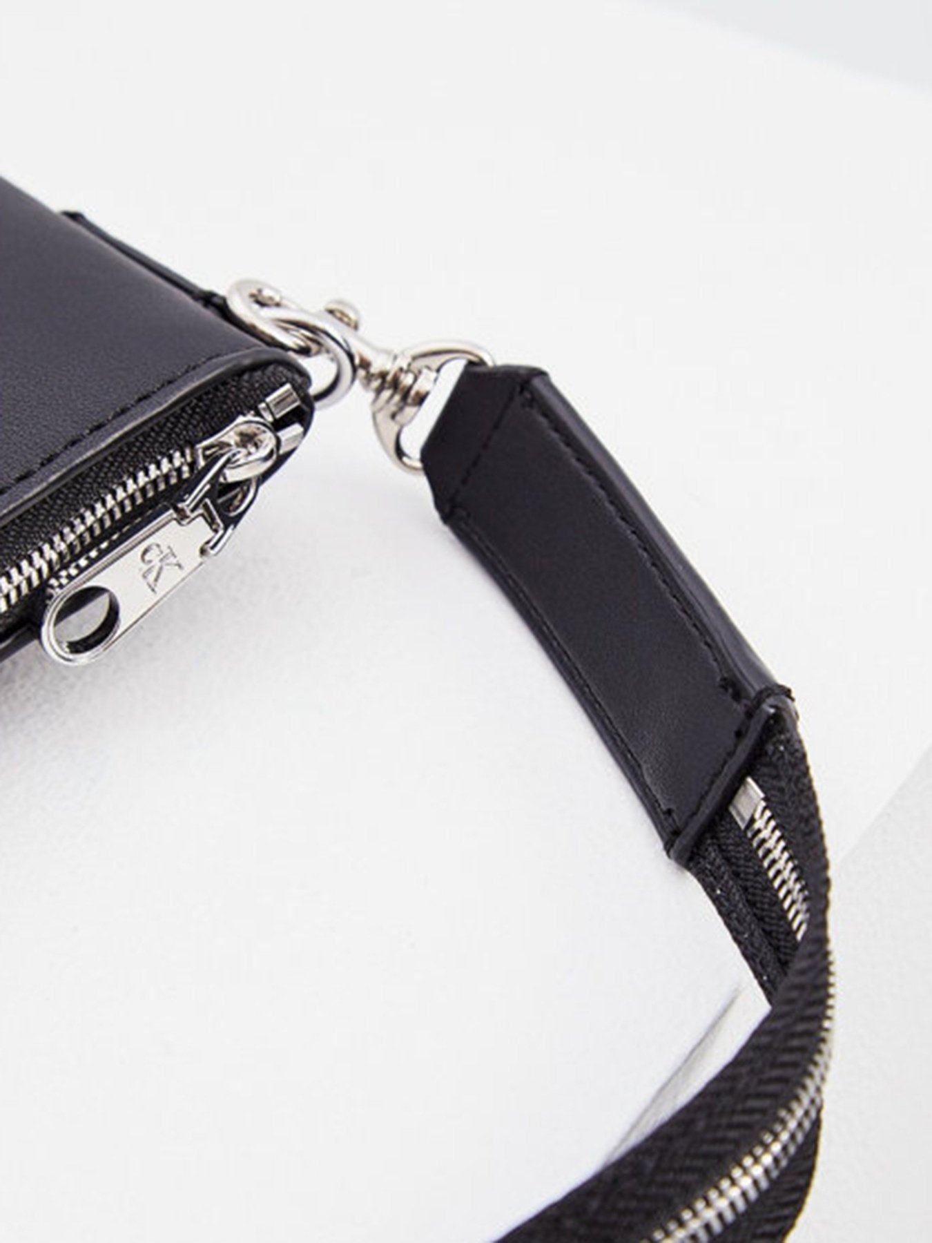 Крос-боді Calvin Klein модель K60K607462_BDS0 Фото