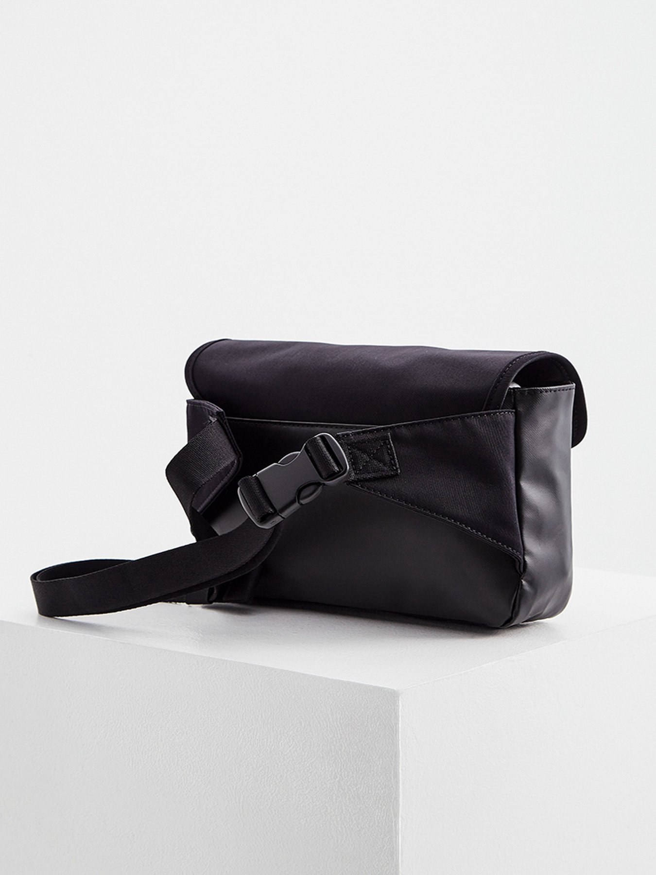 Крос-боді Calvin Klein модель K50K506360_BDS0 Фото