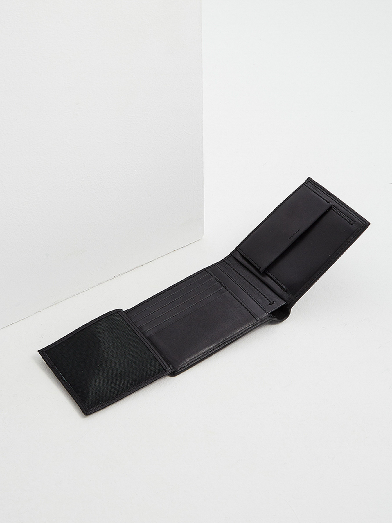 Кошелек Calvin Klein модель K50K506387_BAX0 Фото