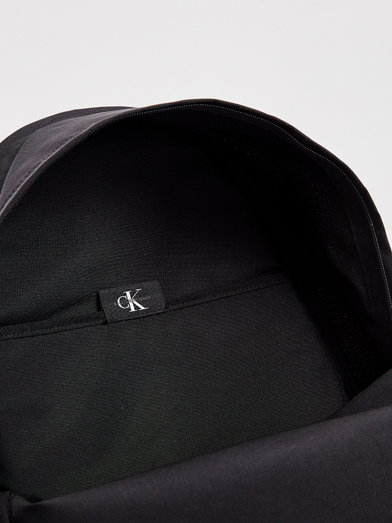 Рюкзаки Calvin Klein Round BP40 модель K60K607576_BDS0 Фото