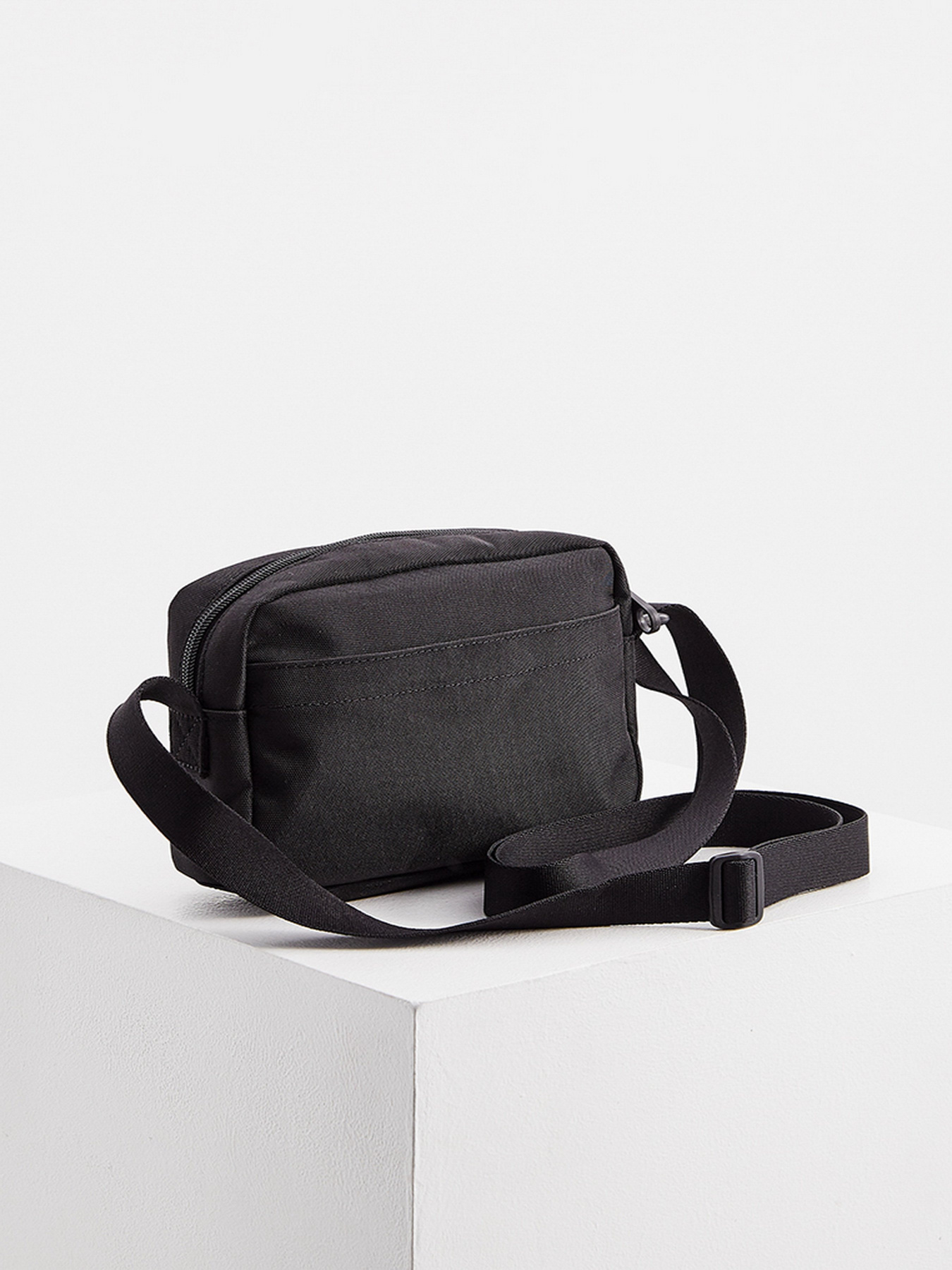 Кросс-боди Calvin Klein модель K60K607577_BDS0 Фото