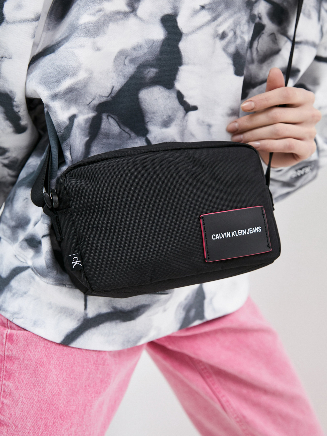 Кросс-боди Calvin Klein модель K60K607577_BDS0 Фото