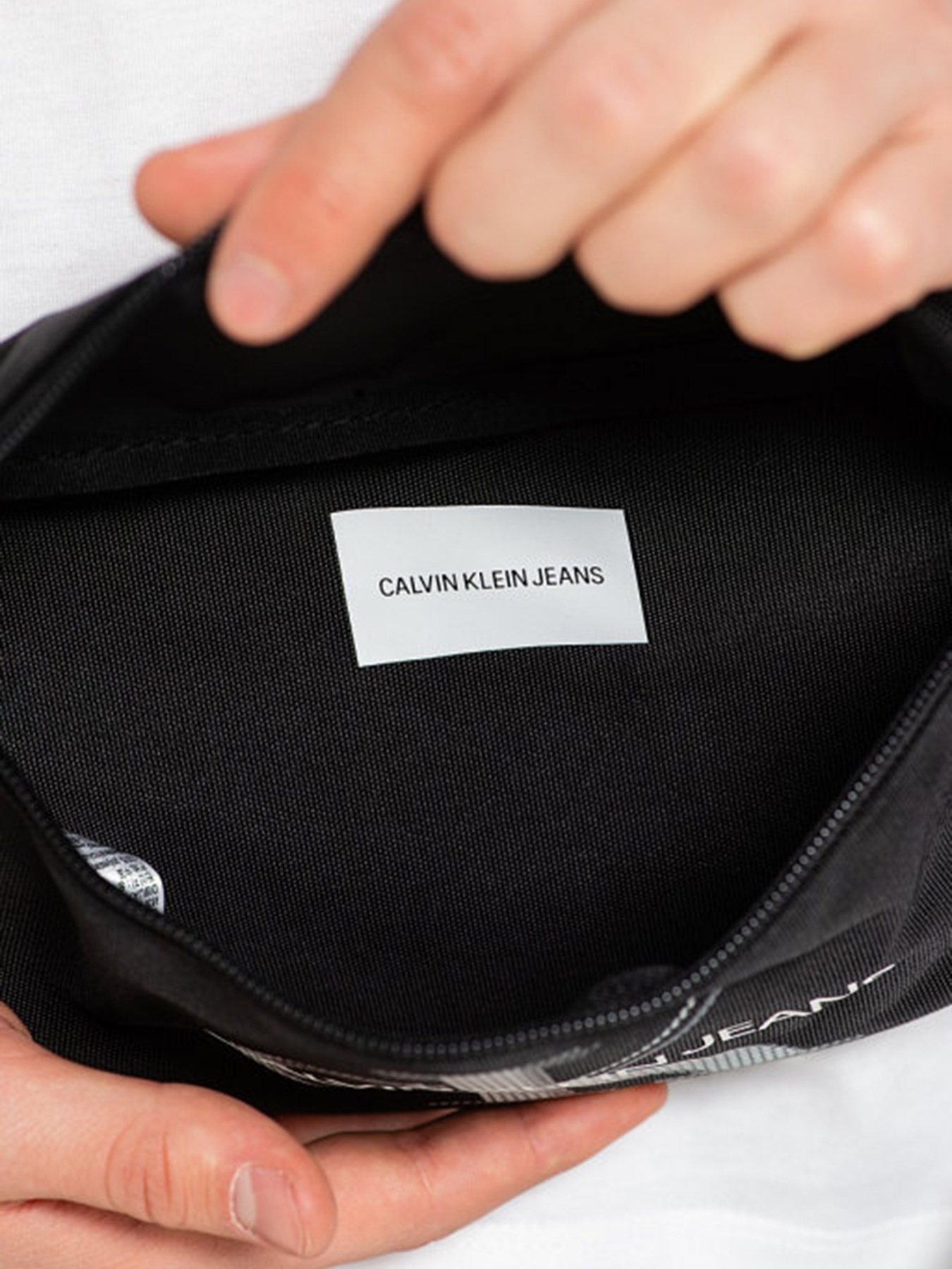 Поясна сумка Calvin Klein модель K50K506130_BDS0 Фото