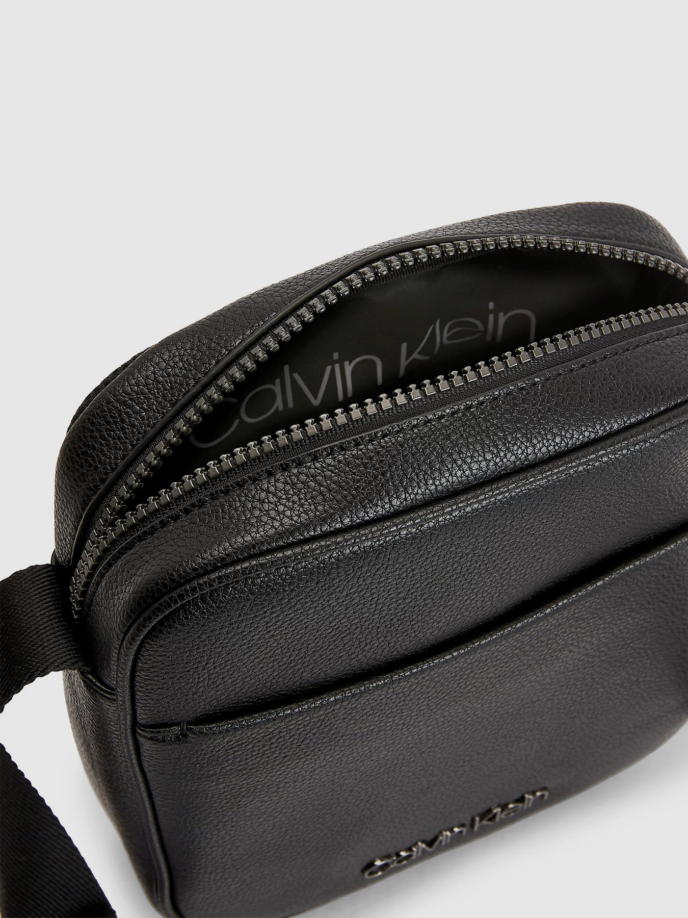 Мессенджер Calvin Klein модель K50K506314_BAX Фото