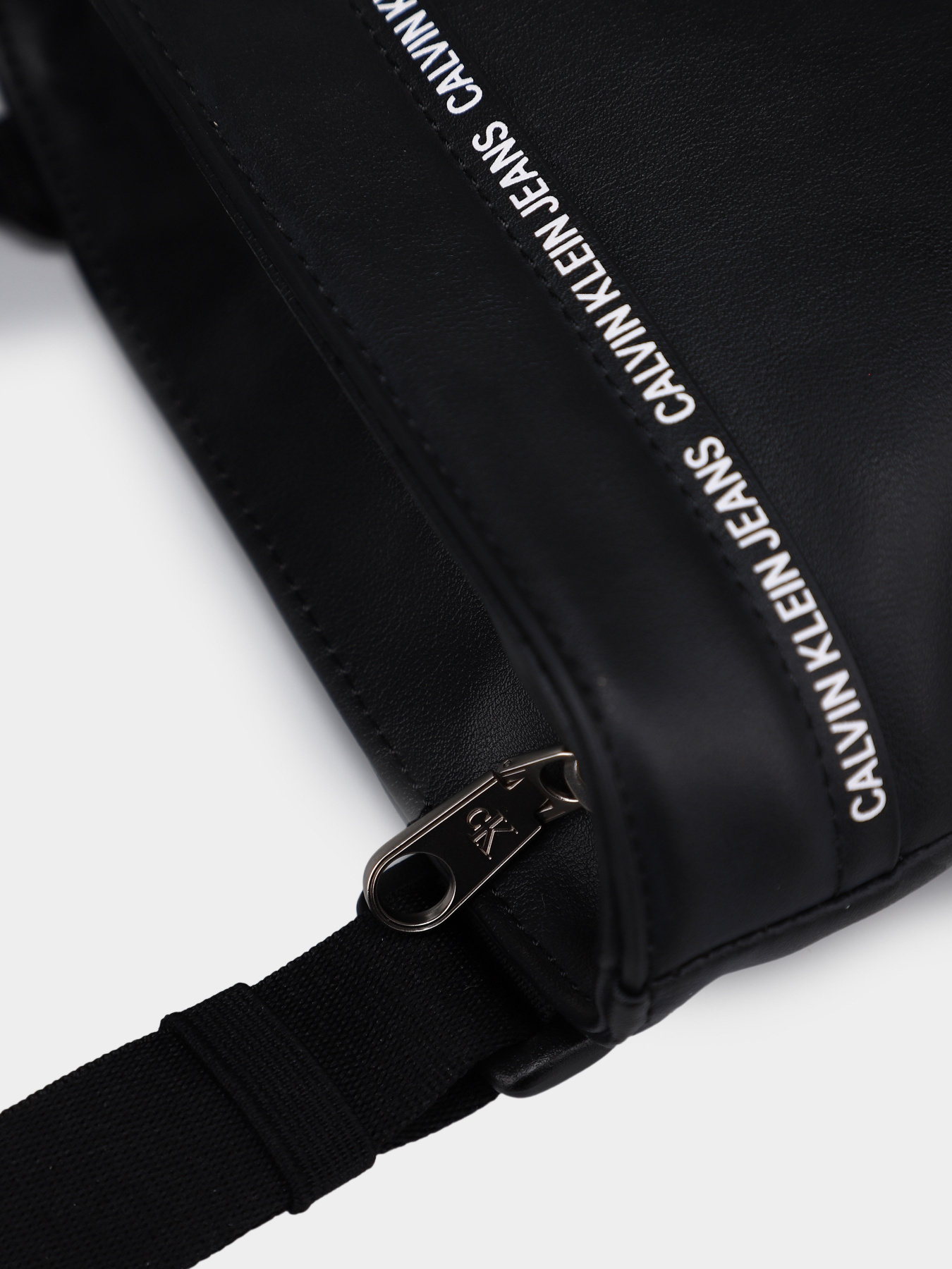 Мессенджер Calvin Klein модель K50K507211_BDS Фото