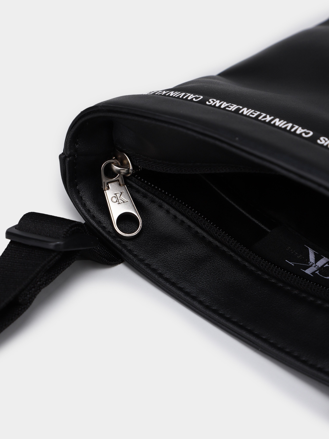 Мессенджер Calvin Klein модель K50K507211_BDS Фото