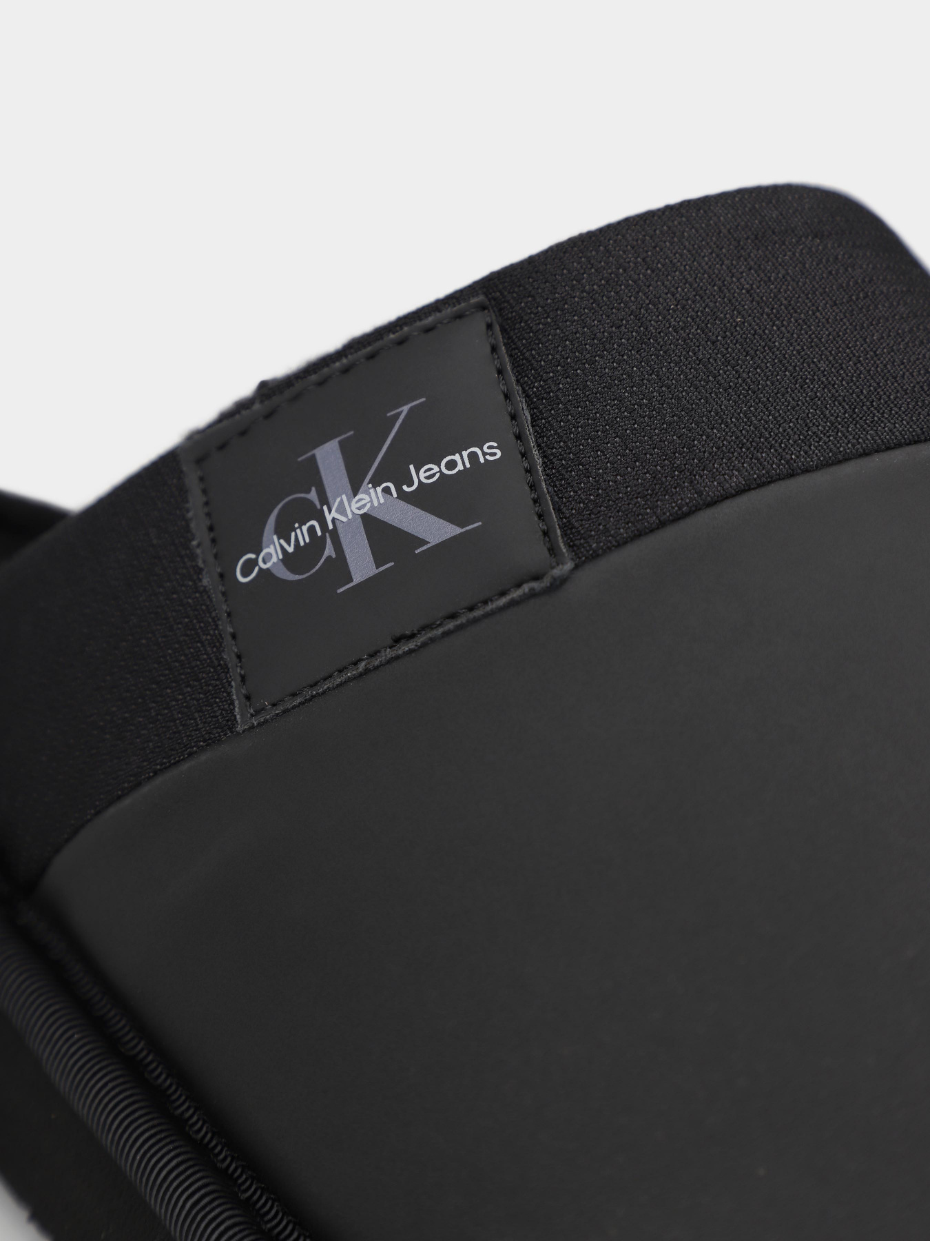 Тапки Calvin Klein Faux Leather Mule Slippers модель YM0YM00758-00T Фото