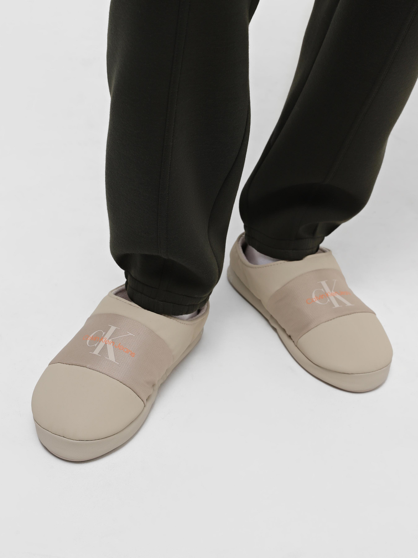 Тапки Calvin Klein Home Slipper Mono модель YM0YM00840-0HE Тапки Calvin Klein Home Slipper Mono модель YM0YM00840-0HE Фото