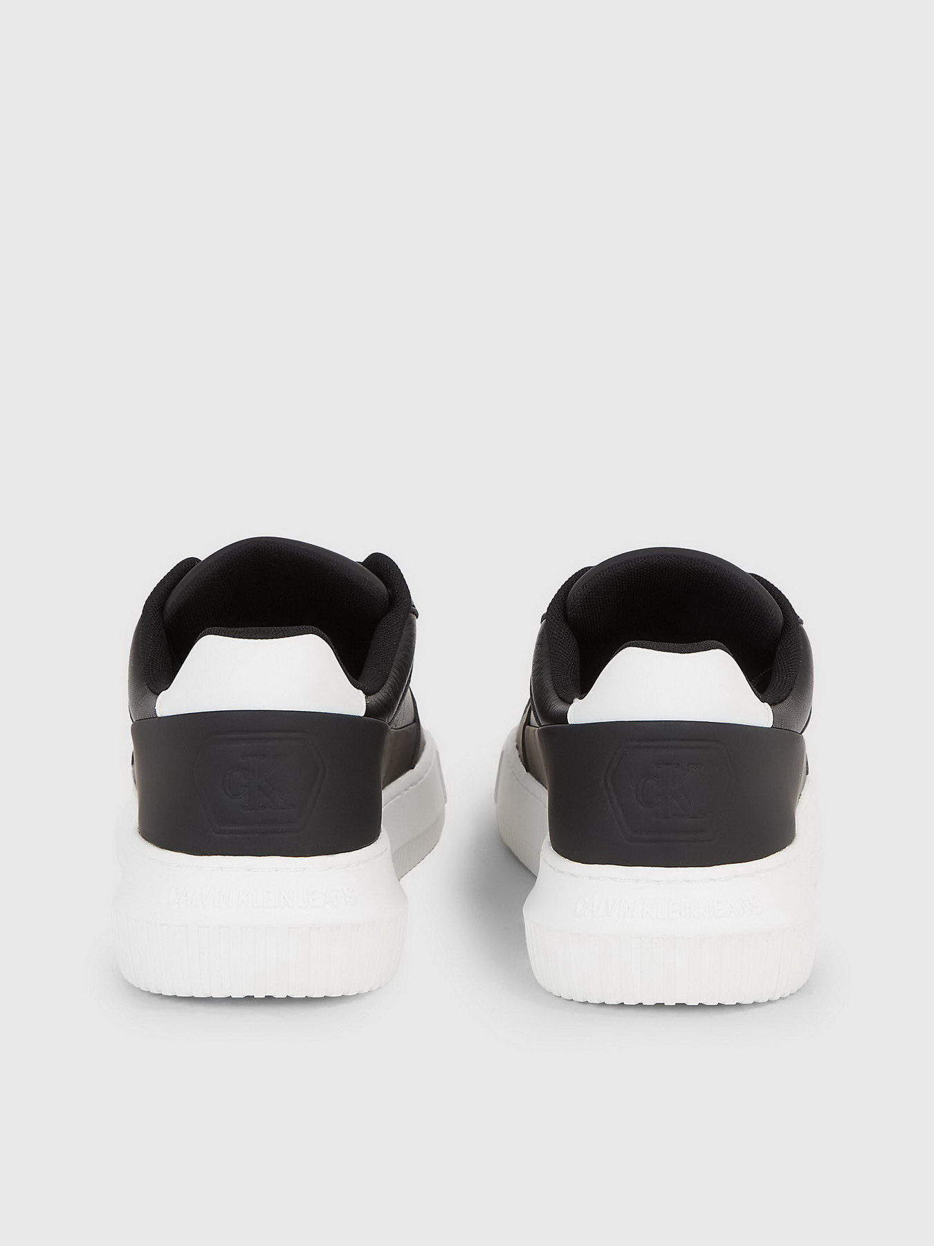 Кроссовки повседневные Calvin Klein Chunky Cupsole Low Lth In Sat модель YM0YM00873-0GM Фото