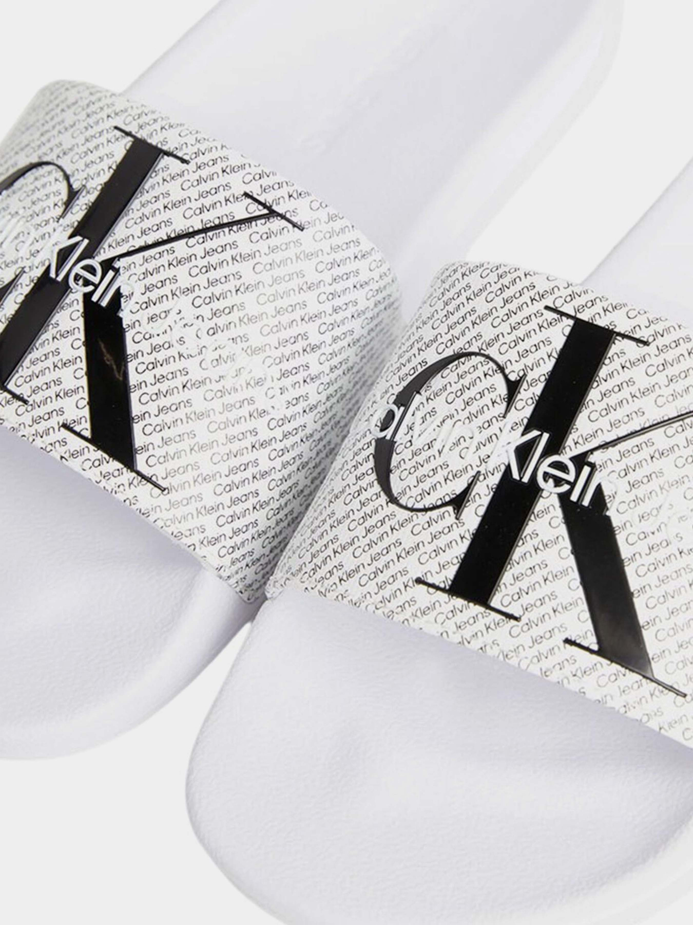 Шлепанцы Calvin Klein Slide Aop модель YM0YM00955-01W Шлепанцы Calvin Klein Slide Aop модель YM0YM00955-01W Фото