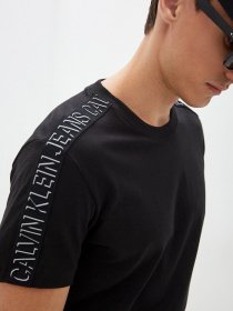 Футболки и поло Calvin Klein Jeans модель J30J318737_BEH Фото