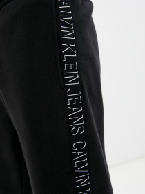 Штаны спортивные Calvin Klein Jeans модель J30J318595_BEH Фото
