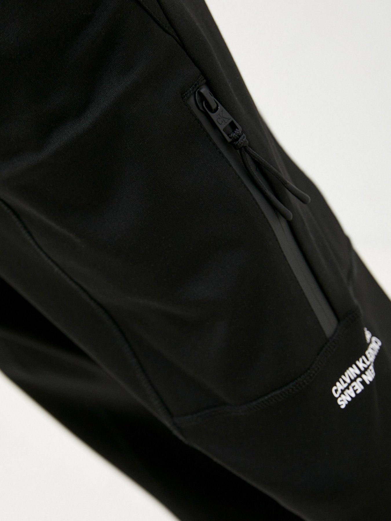 Штаны спортивные Calvin Klein Jeans модель J30J318587_BEH Фото