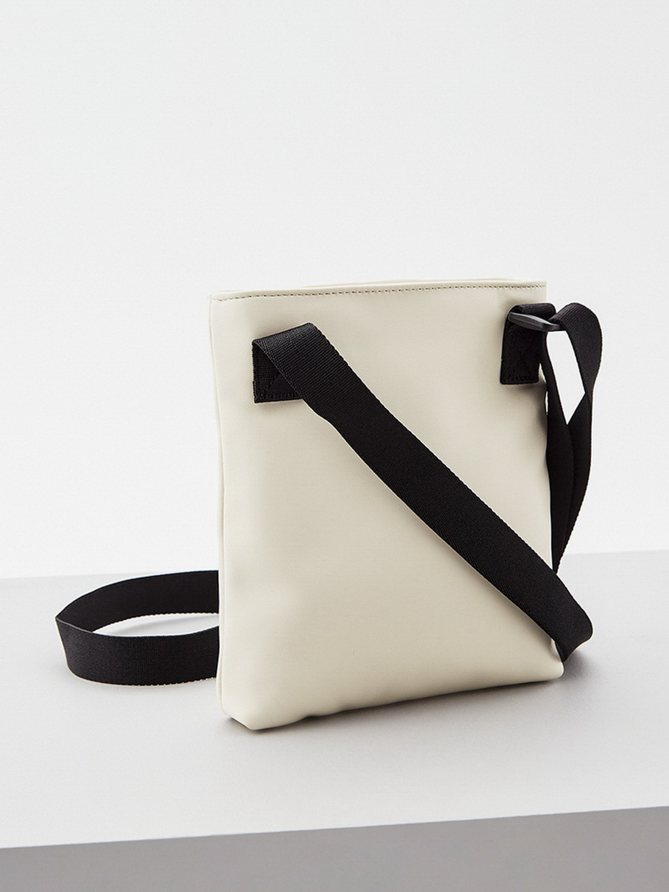 Кросс-боди Calvin Klein Jeans Monogram Soft Flatpack S модель K50K508202_YAS Фото