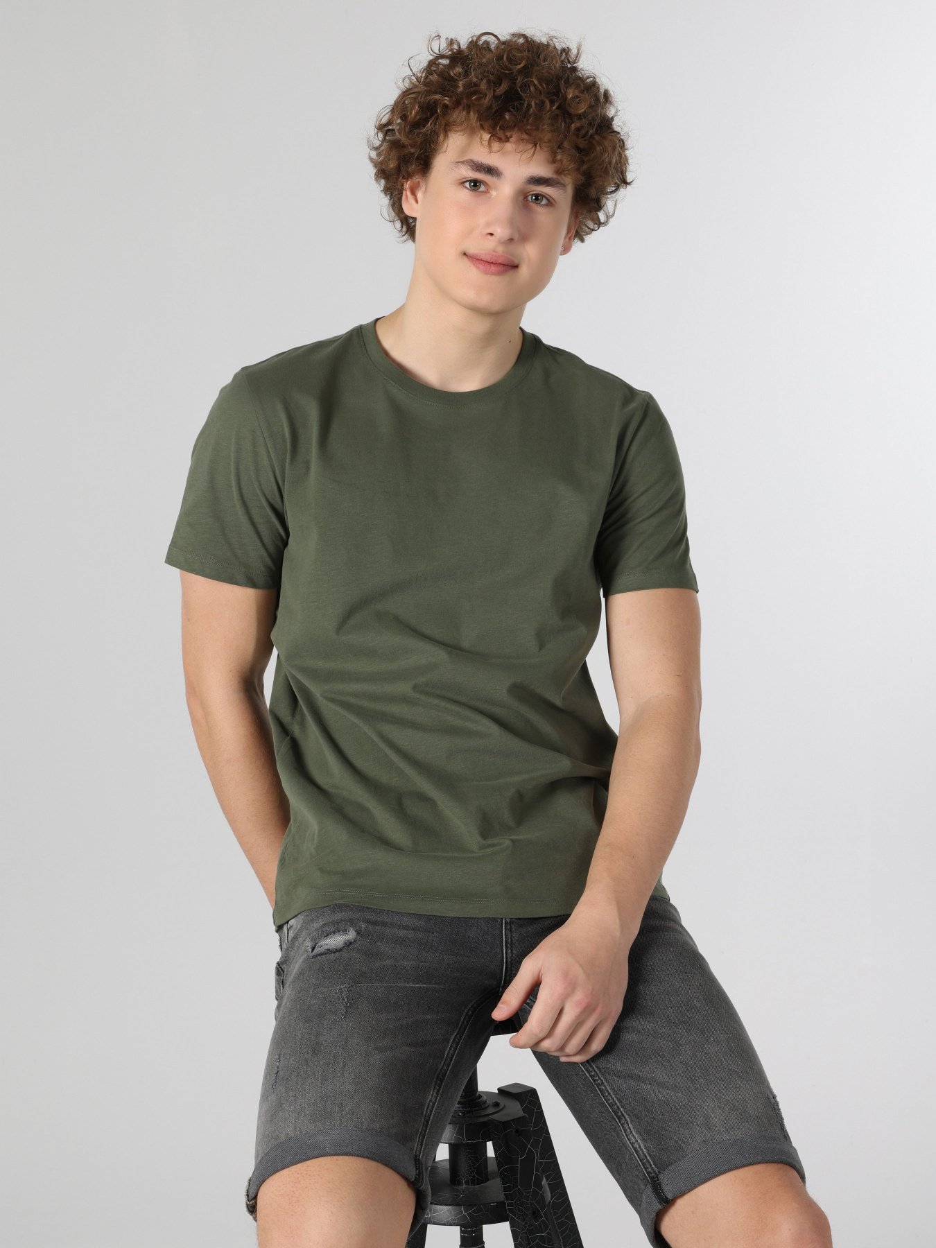 Футболка Colin’s модель CL1058592KHA Футболка Colin’s модель CL1058592KHA Фото