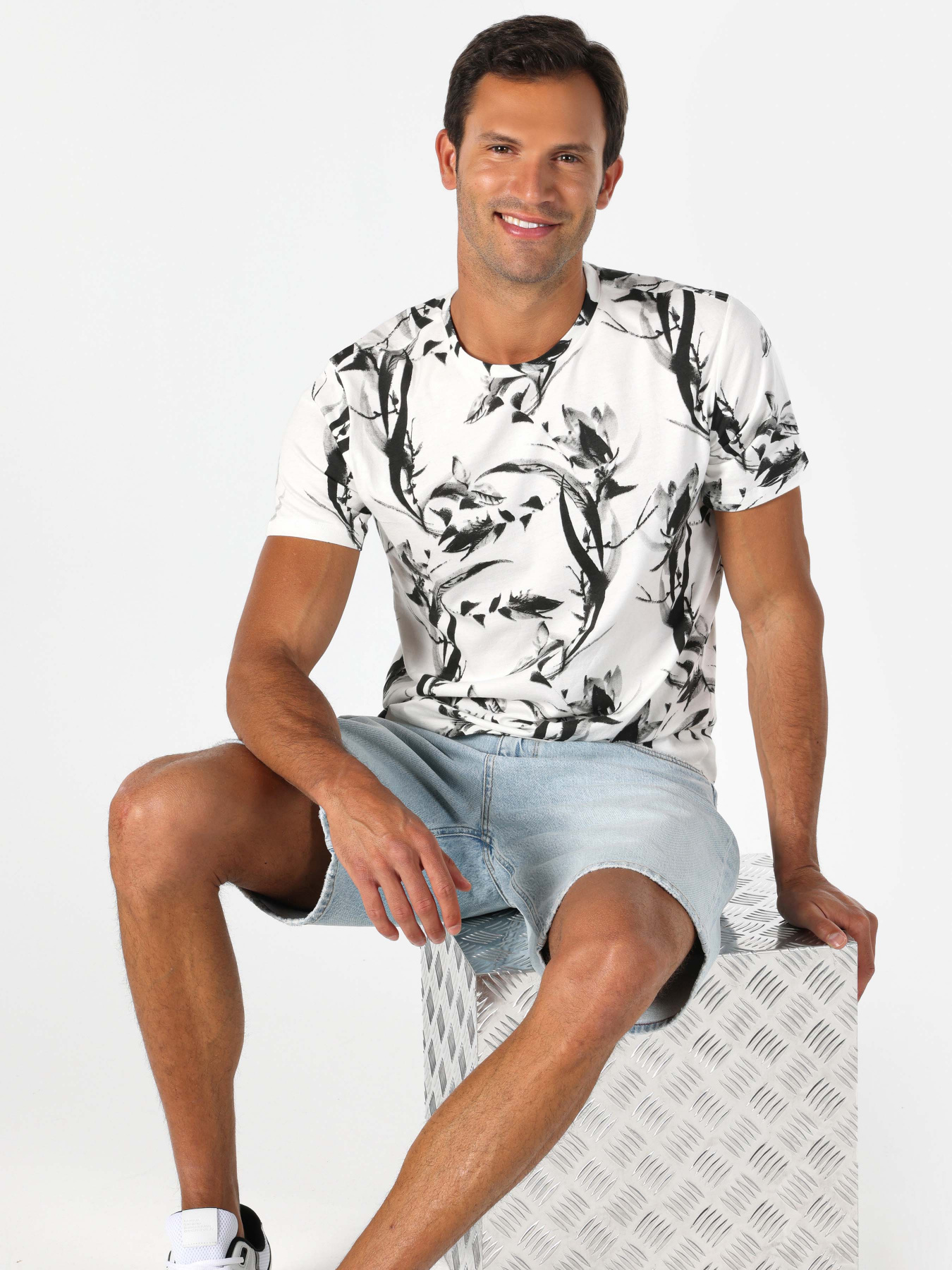 Футболка Colin’s модель CL1061538WHT Футболка Colin’s модель CL1061538WHT Фото