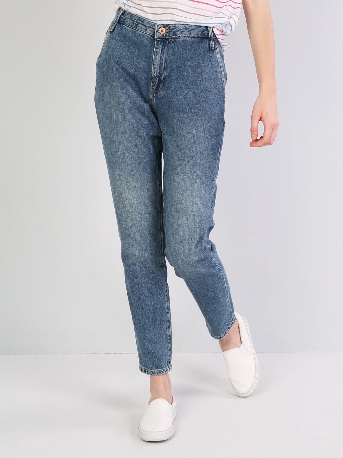 Джинсы мом Colin’s модель CL1045191DN40163 Джинсы мом Colin’s модель CL1045191DN40163 Фото