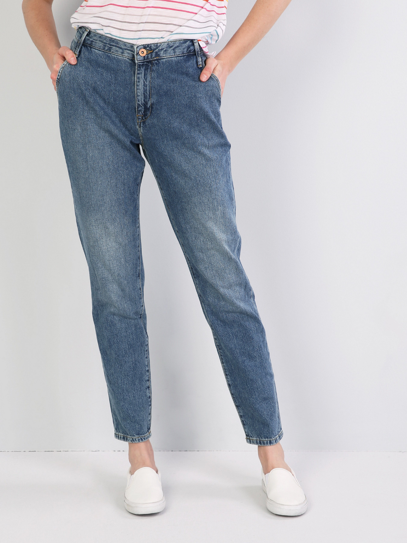 Джинсы мом Colin’s модель CL1045191DN40163 Джинсы мом Colin’s модель CL1045191DN40163 Фото