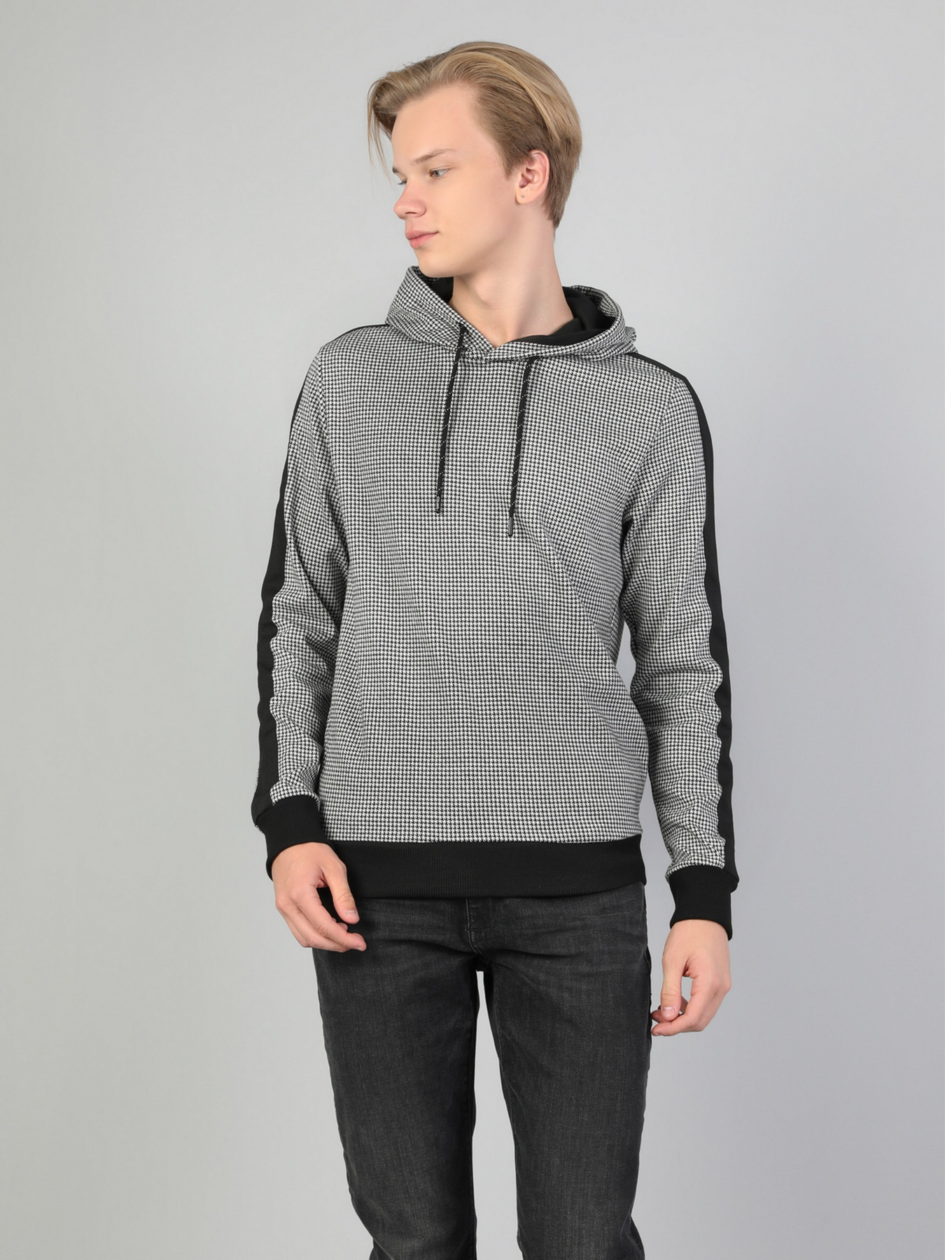 Худи Colin’s модель CL1045733BLK Худи Colin’s модель CL1045733BLK Фото