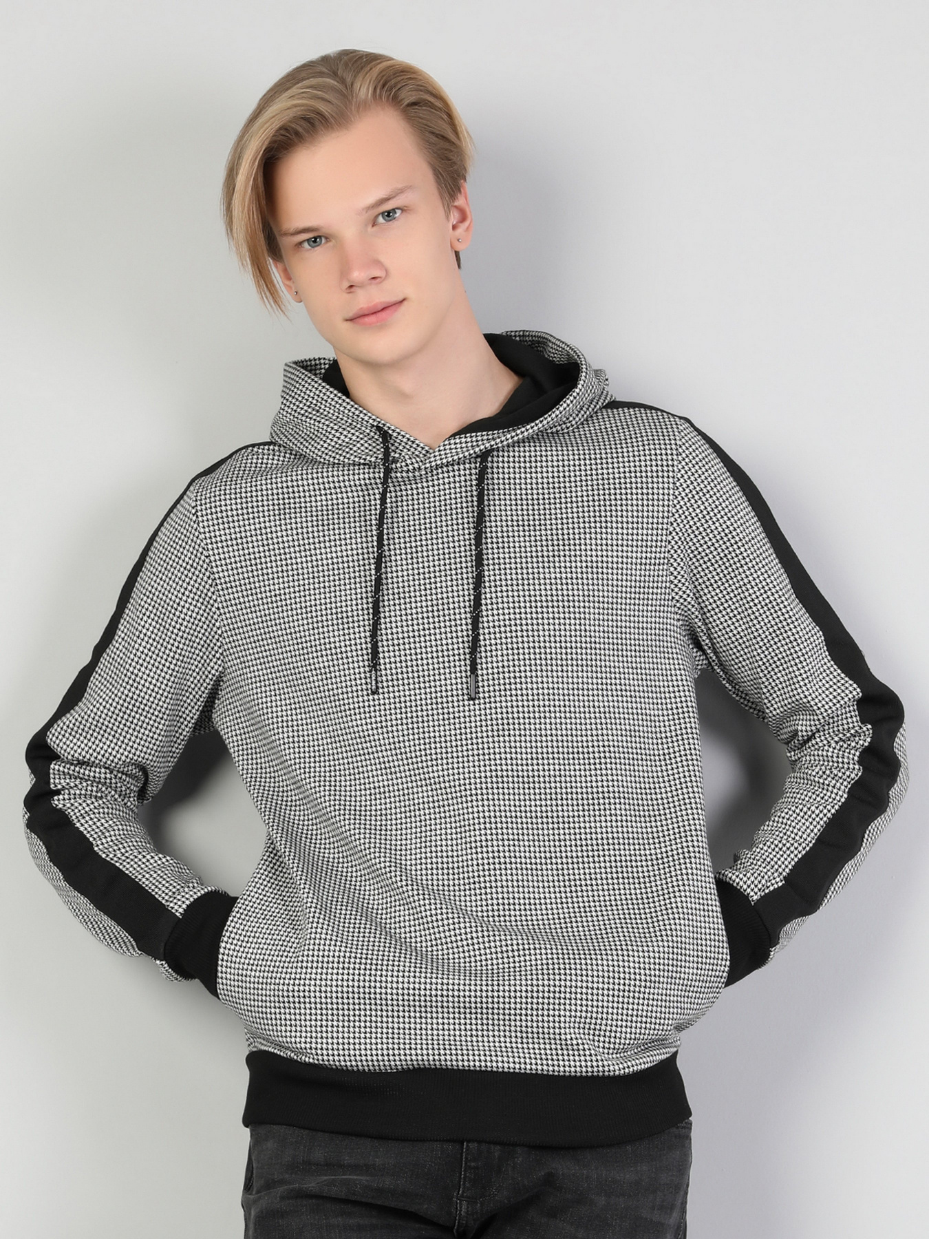 Худи Colin’s модель CL1045733BLK Худи Colin’s модель CL1045733BLK Фото