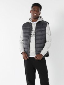 Утеплений жилет Colin’s модель CL1050213GRA Утеплений жилет Colin’s модель CL1050213GRA Фото