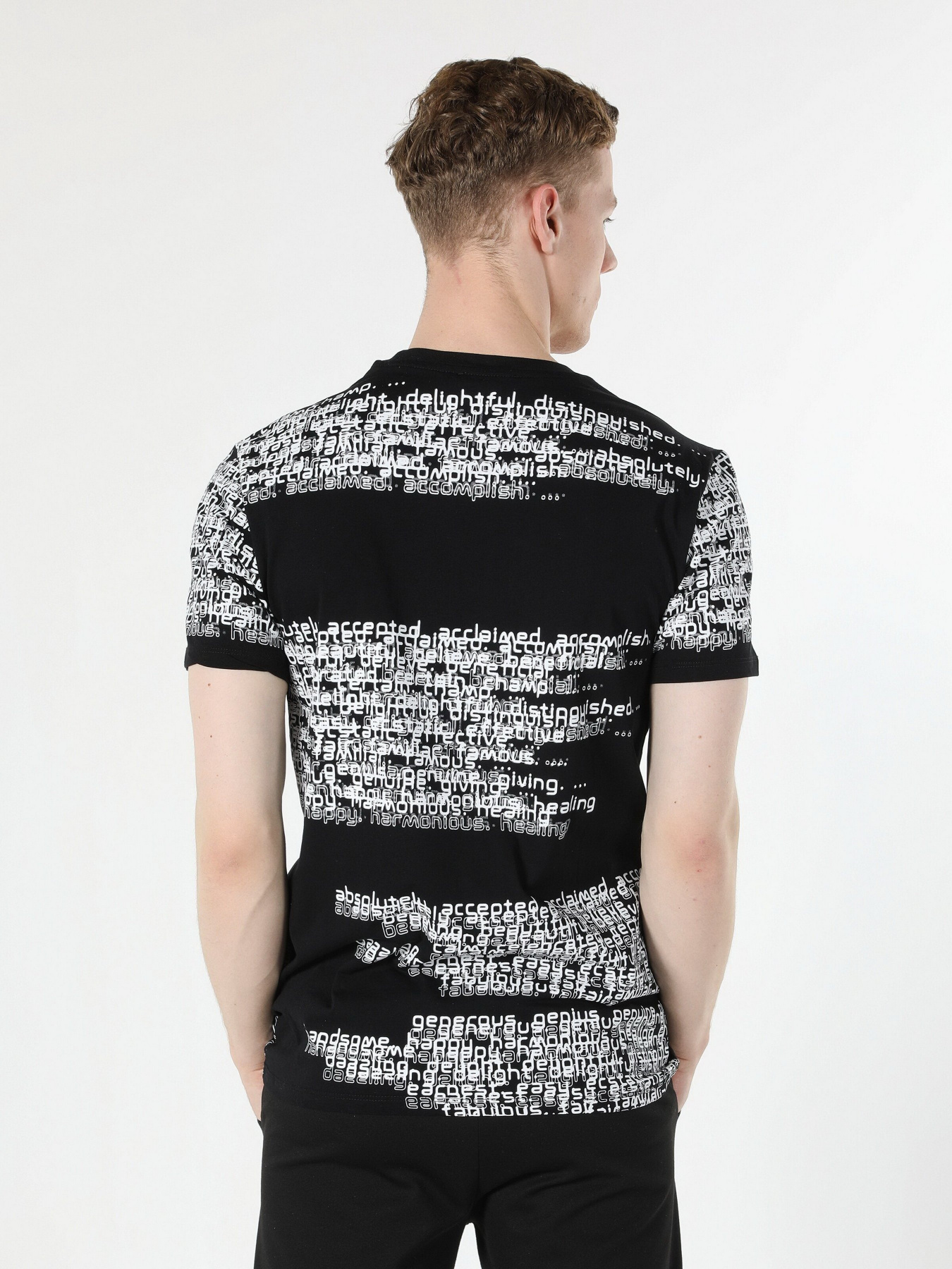 Футболка Colin’s модель CL1057015BLK Фото