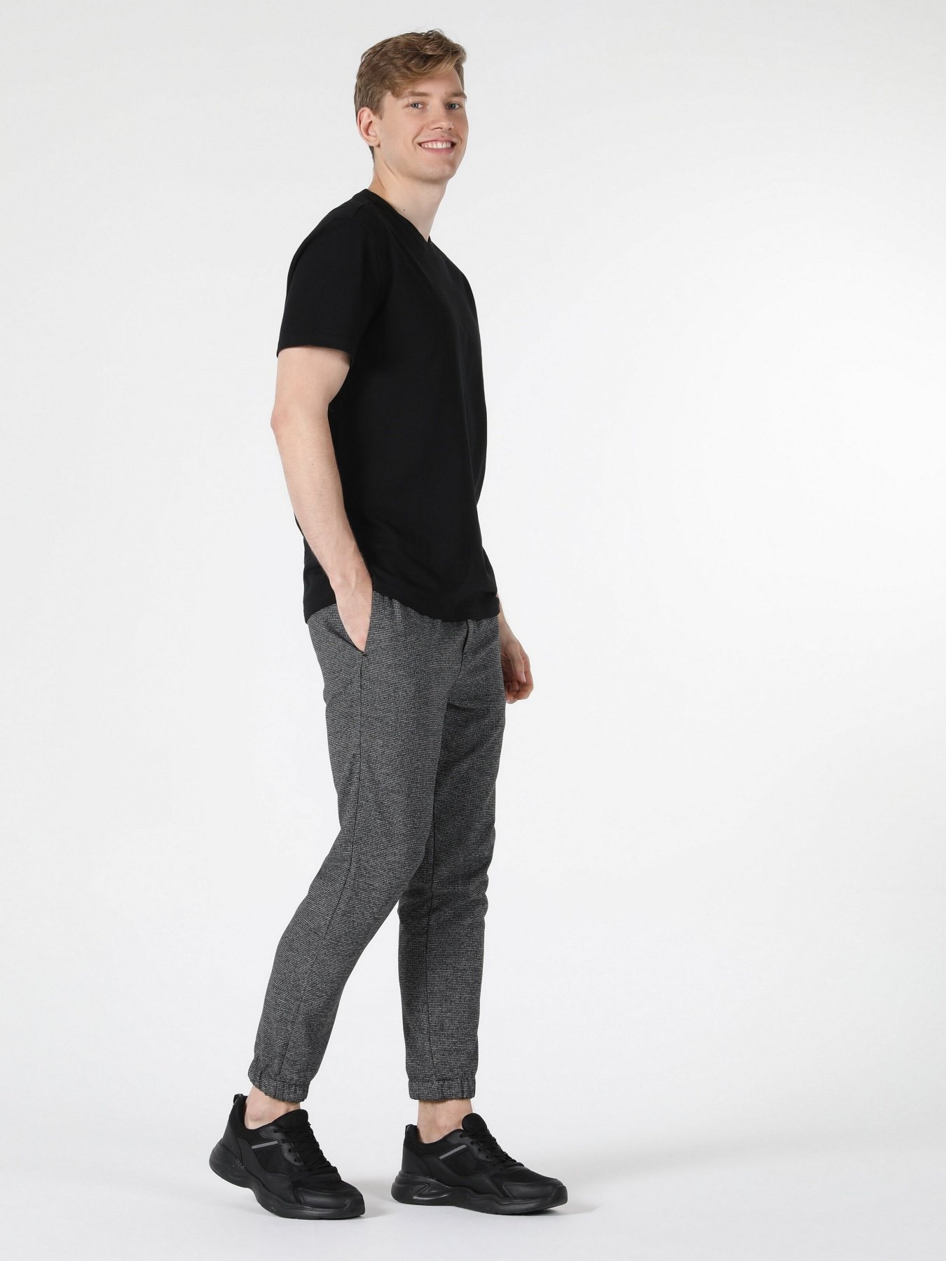 Футболка Colin’s модель CL1057072BLK Футболка Colin’s модель CL1057072BLK Фото