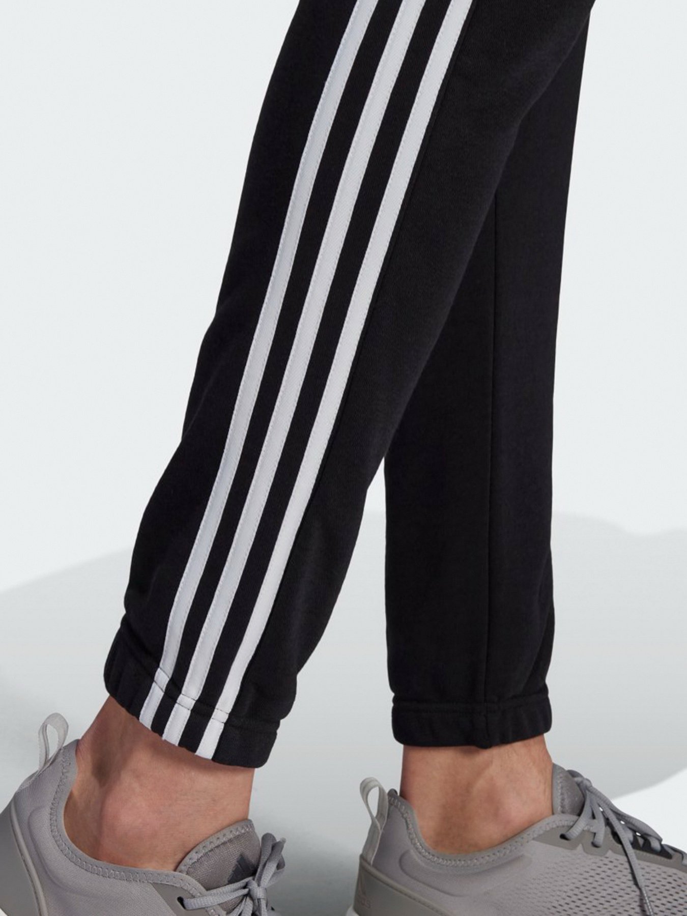 Штаны спортивные Adidas Essentials 3-Stripes модель GK8829 Фото
