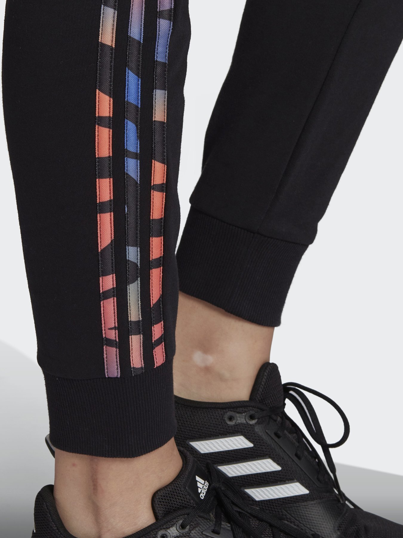 Штаны спортивные Adidas Tiger Print Sportswear модель HC1898 Фото