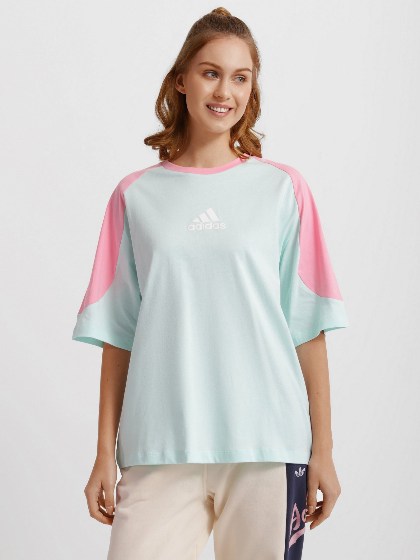 Футболки і поло Adidas Essentials Colorblock Boyfriend модель HD6785 Футболки і поло Adidas Essentials Colorblock Boyfriend модель HD6785 Фото