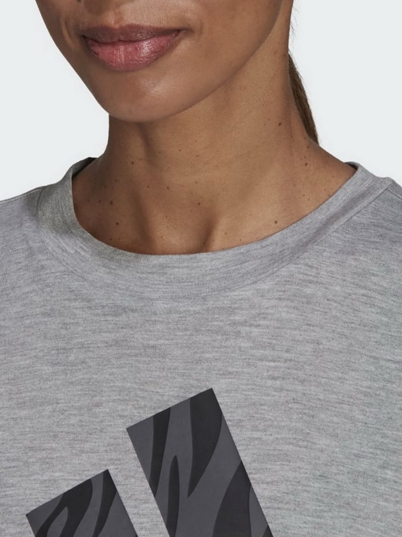 Футболка спортивная Adidas Aeroready Designed To Move Tiger-Print модель HF4638 Фото