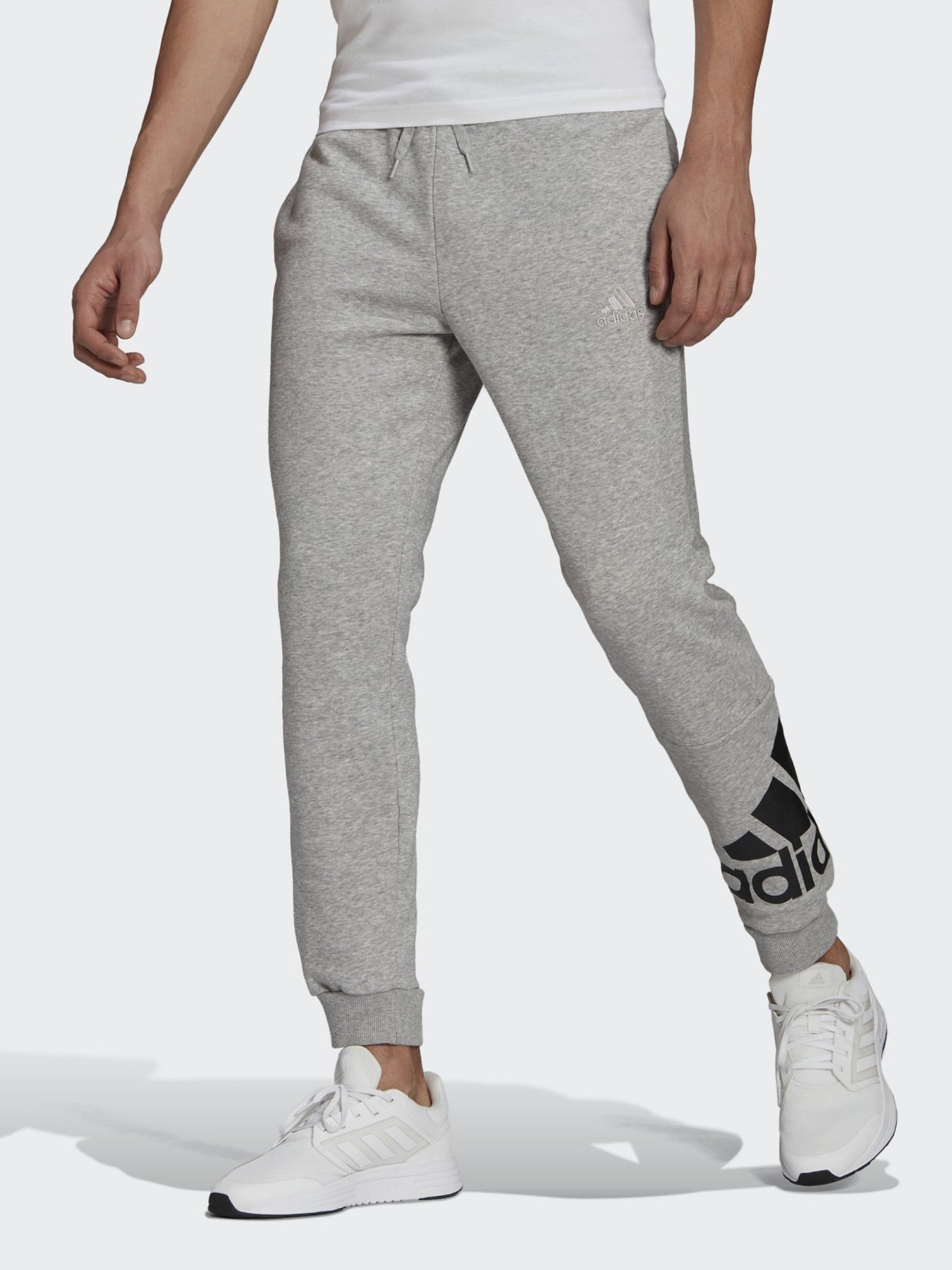 Штаны спортивные Adidas ESSENTIALS FLEECE TAPERED CUFF LOGO модель GK8969 Фото