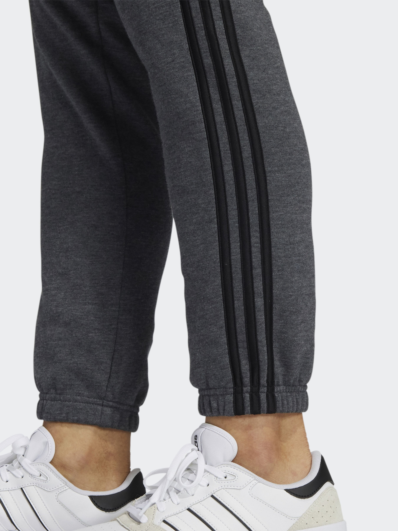 Штани спортивні Adidas ESSENTIALS FLEECE TAPERED ELASTIC CUFF 3-STRIPES модель GK8891 Фото