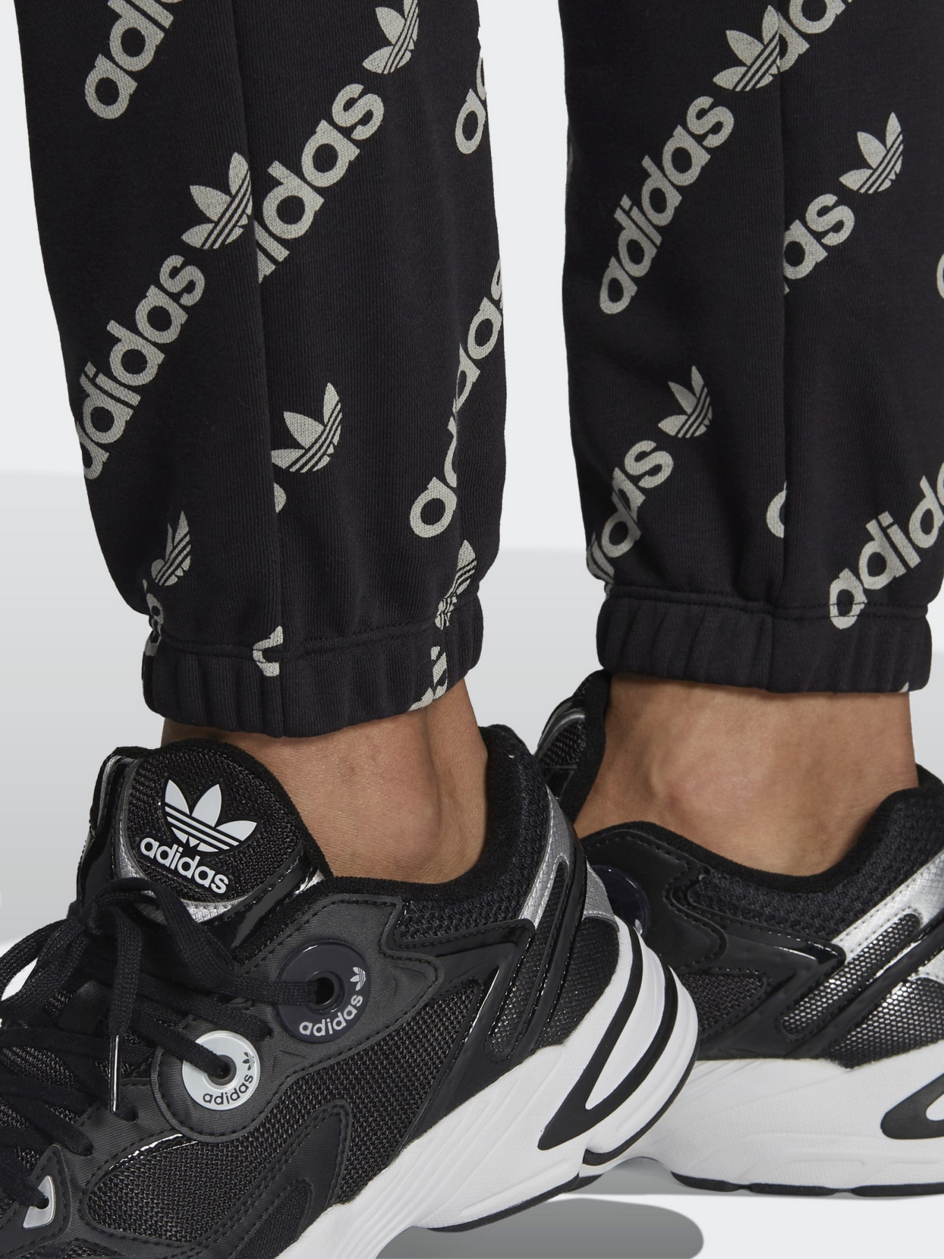 Спортивні штани Adidas Monogram модель HM4887 Спортивні штани Adidas Monogram модель HM4887 Фото