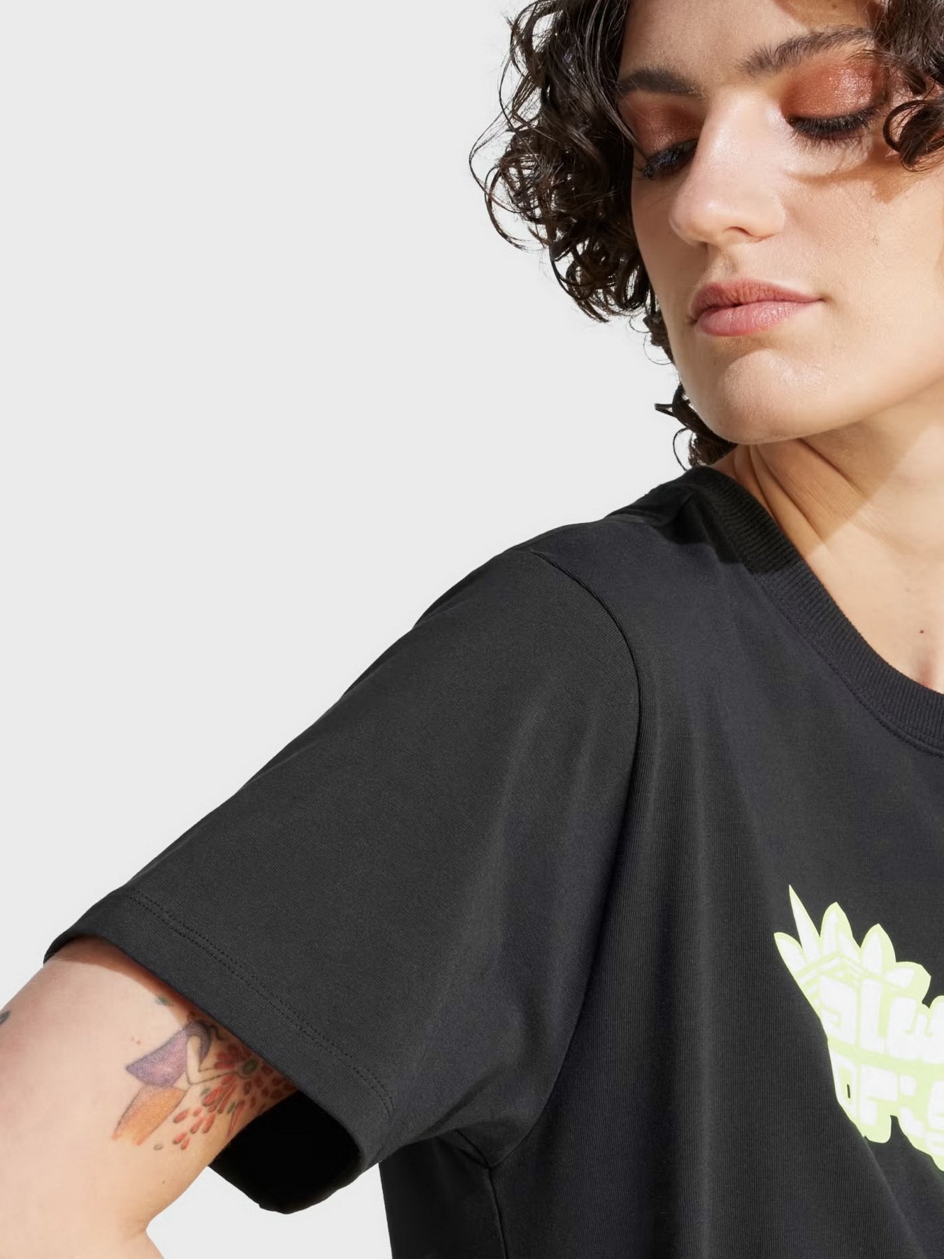 Футболка Adidas Graphics Regular Originals модель IK0496 Фото