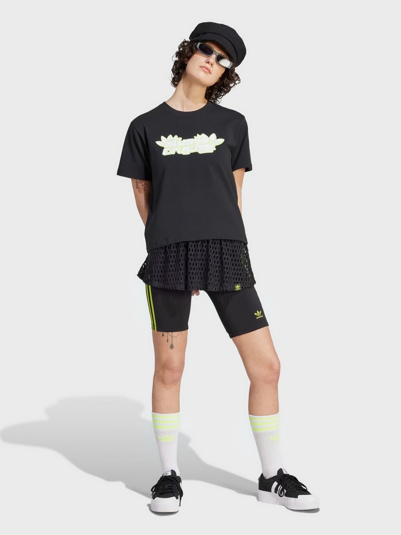 Футболка Adidas Graphics Regular Originals модель IK0496 Фото