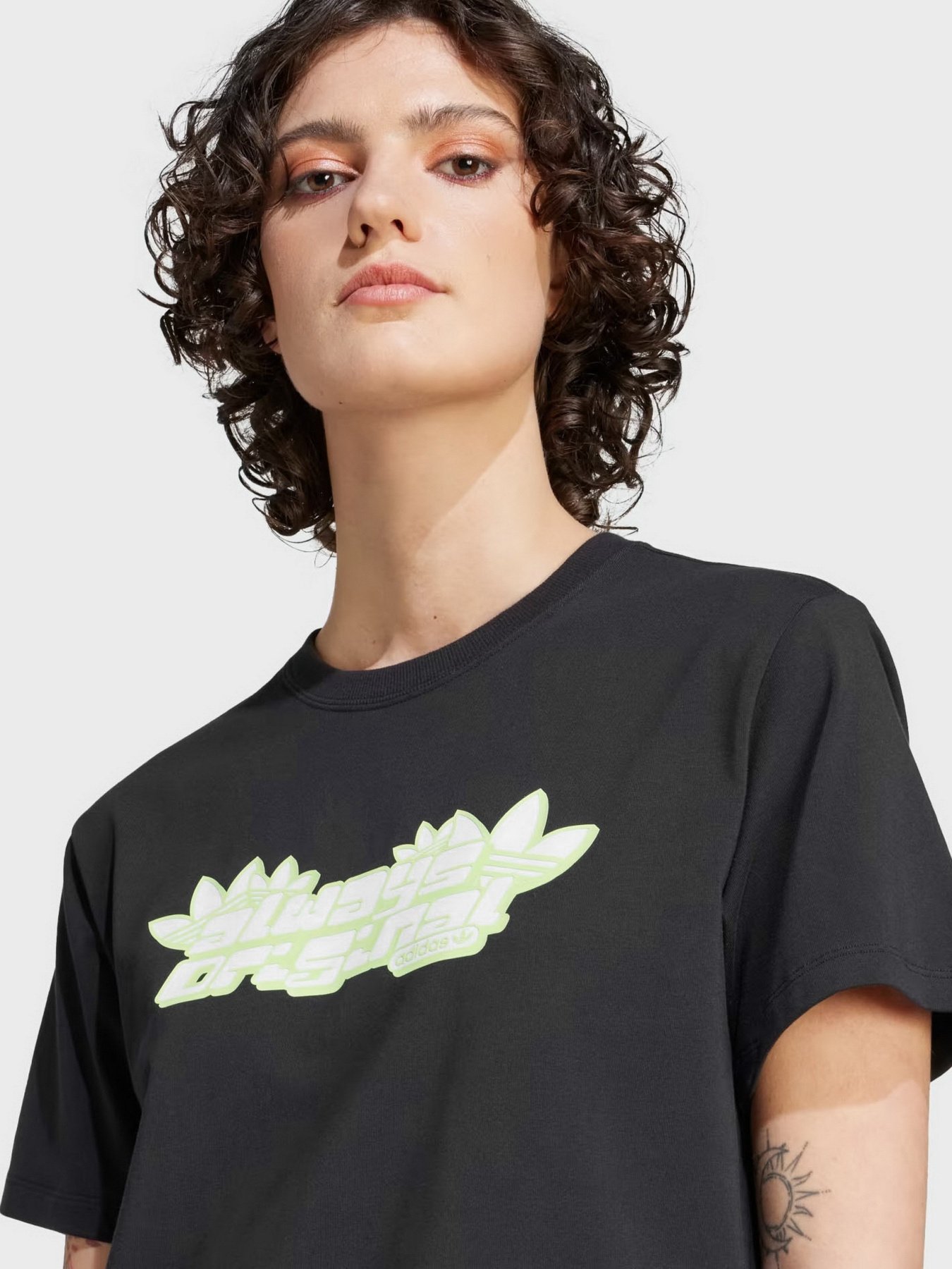 Футболка Adidas Graphics Regular Originals модель IK0496 Фото