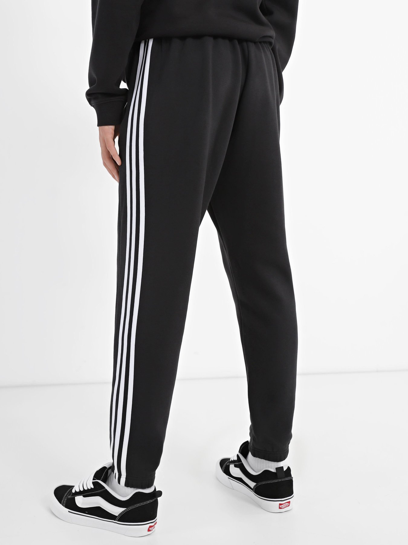 Штани спортивні Adidas Essentials Fleece 3-Stripes Tapered Cuff модель IB4038 Фото
