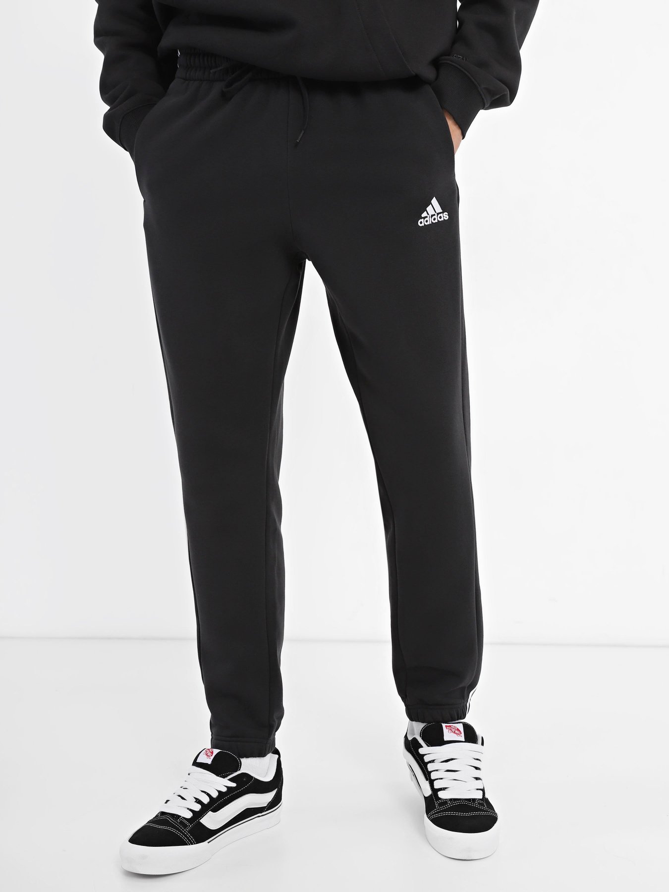 Штани спортивні Adidas Essentials Fleece 3-Stripes Tapered Cuff модель IB4038 Фото