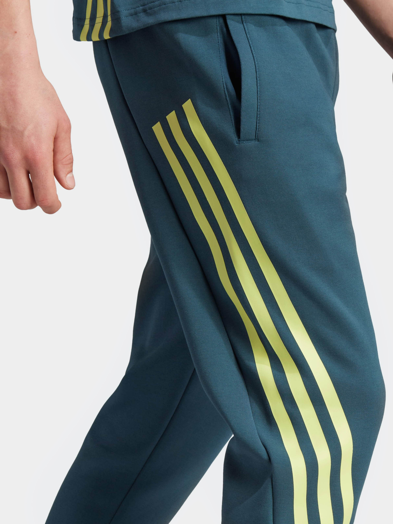 Спортивні штани Adidas Future Icons 3-Stripes модель IJ6372 Спортивні штани Adidas Future Icons 3-Stripes модель IJ6372 Фото