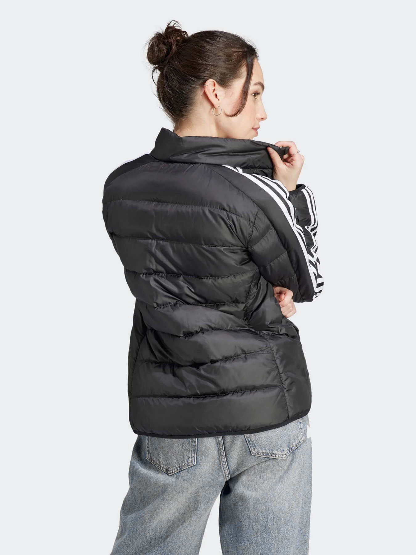 Демісезонна куртка Adidas Essentials 3-Stripes Light Down модель HZ5726 Фото