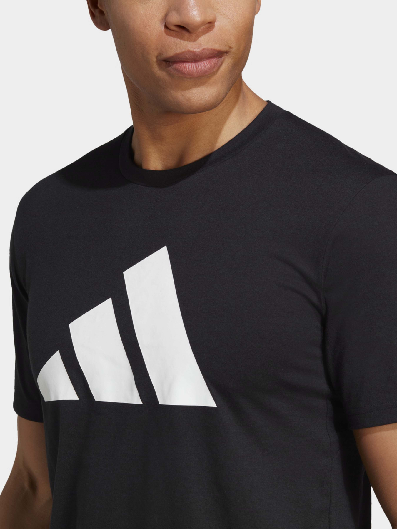 Спортивна футболка Adidas TRAIN ESSENTIALS FEELREADY LOG модель IB8273 Фото