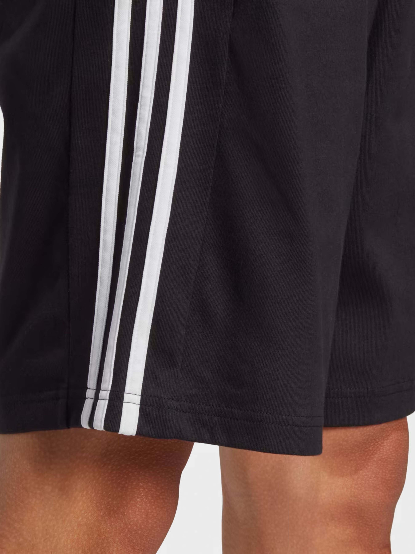 Шорти спортивні Adidas Essentials 3-Stripes модель IC9382 Фото