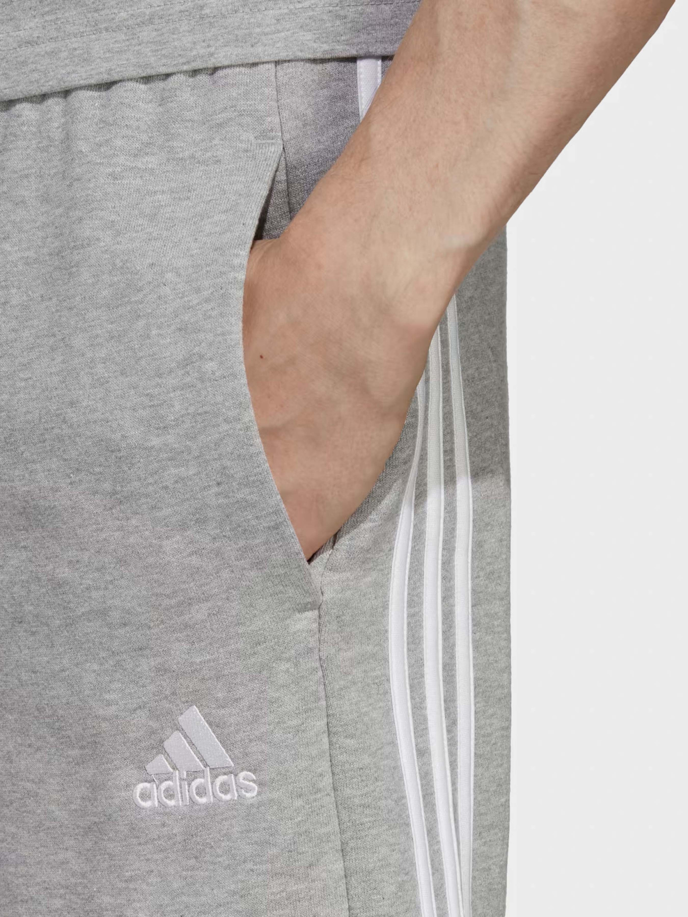 Шорти спортивні Adidas Essentials 3-Stripes модель IC9437 Фото