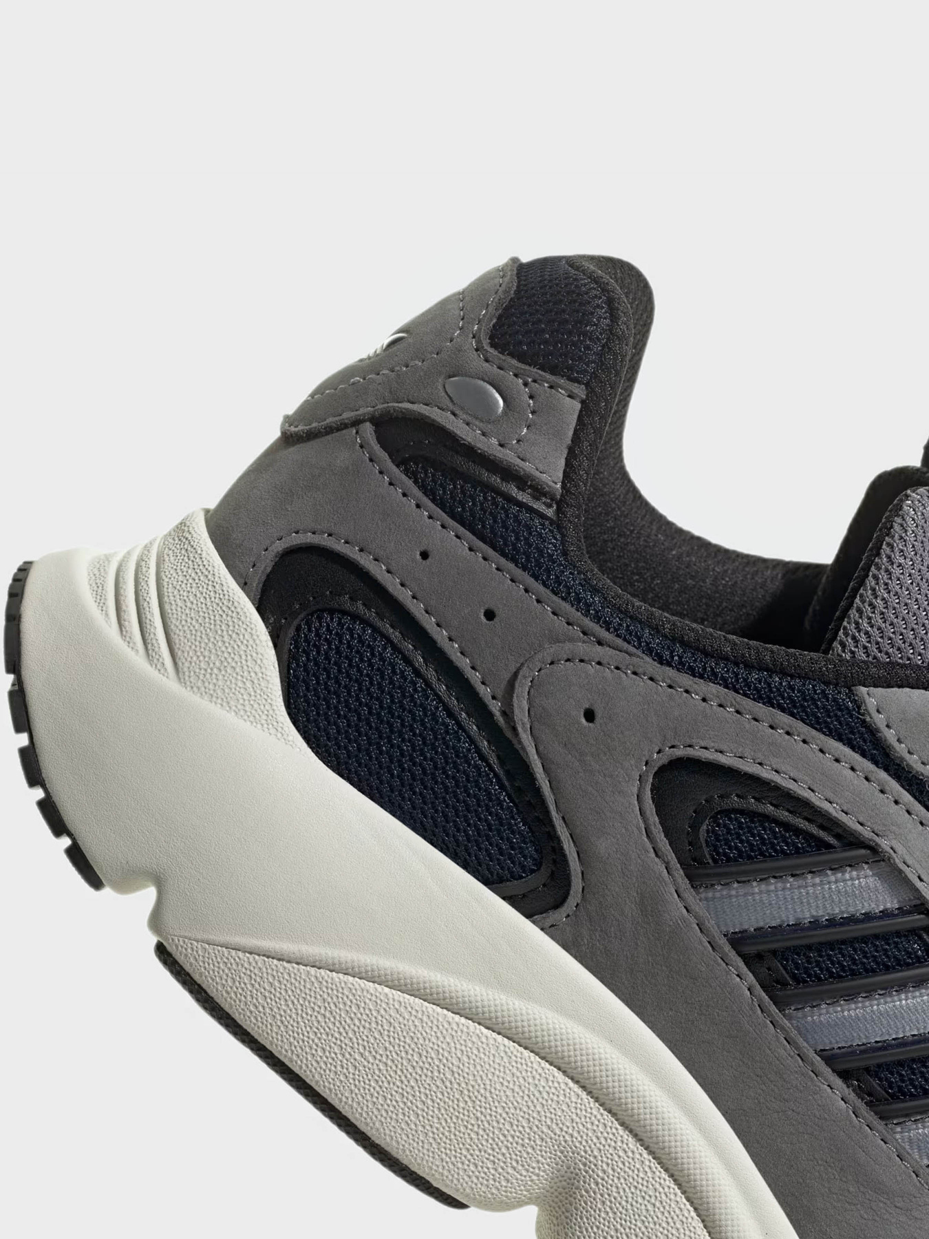 Кросівки Adidas Ozmillen модель ID5718 Фото