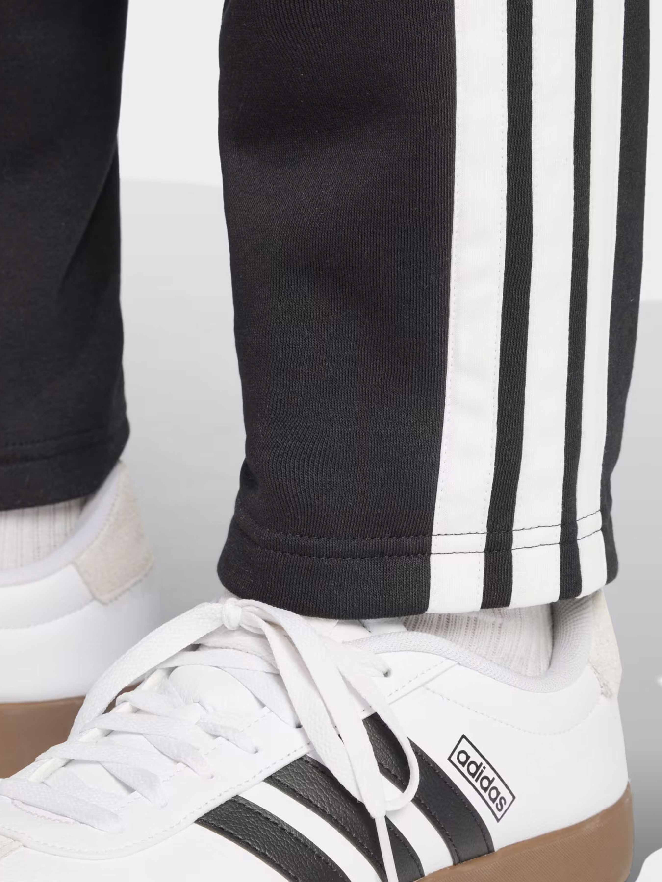 Штаны спортивные Adidas Essentials 3-Stripes модель JD1854 Фото